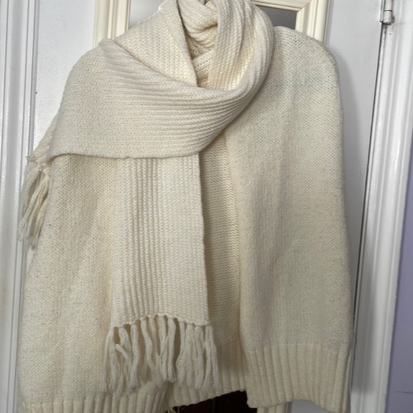 Jennifer Lopez Sweaters - Jennifer Lopez Cape NWTO
